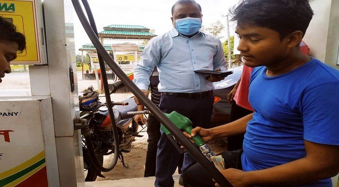 গাইবান্ধায় পেট্রল-ডিজেল কম দেওয়ায় ফিলিং স্টেশনকে জরিমানা গাইবান্ধায় পেট্রল-ডিজেল কম দেওয়ায় ফিলিং স্টেশনকে জরিমানা